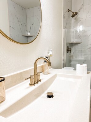Een douche, een haardroger, handdoeken, zeep