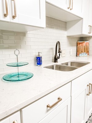 Mikrobølgeovn, ovn, kokeplater og oppvaskmaskin