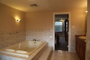 Dusche, Whirlpool, Handtücher, Seife