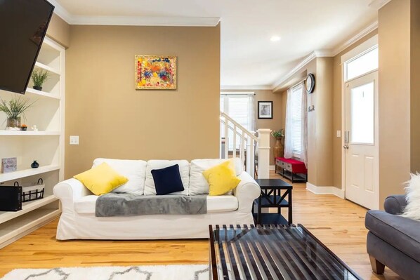 Smart TV, chimenea, libros y monitor de computadora 