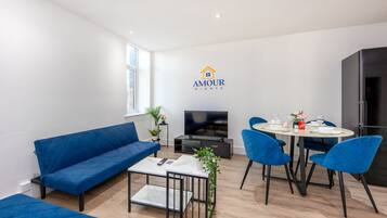 Apartment, 1 Queen Bed | Dining