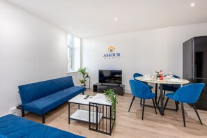 Apartment, 1 Queen Bed | Dining