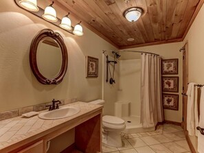 Doccia, asciugacapelli, asciugamani, sapone