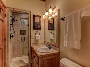 淋浴设施、吹风机、毛巾、肥皂