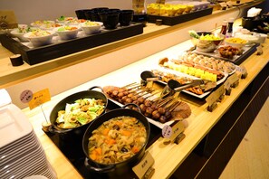 Se ofrece un desayuno típico de la región (1320 JPY por persona)