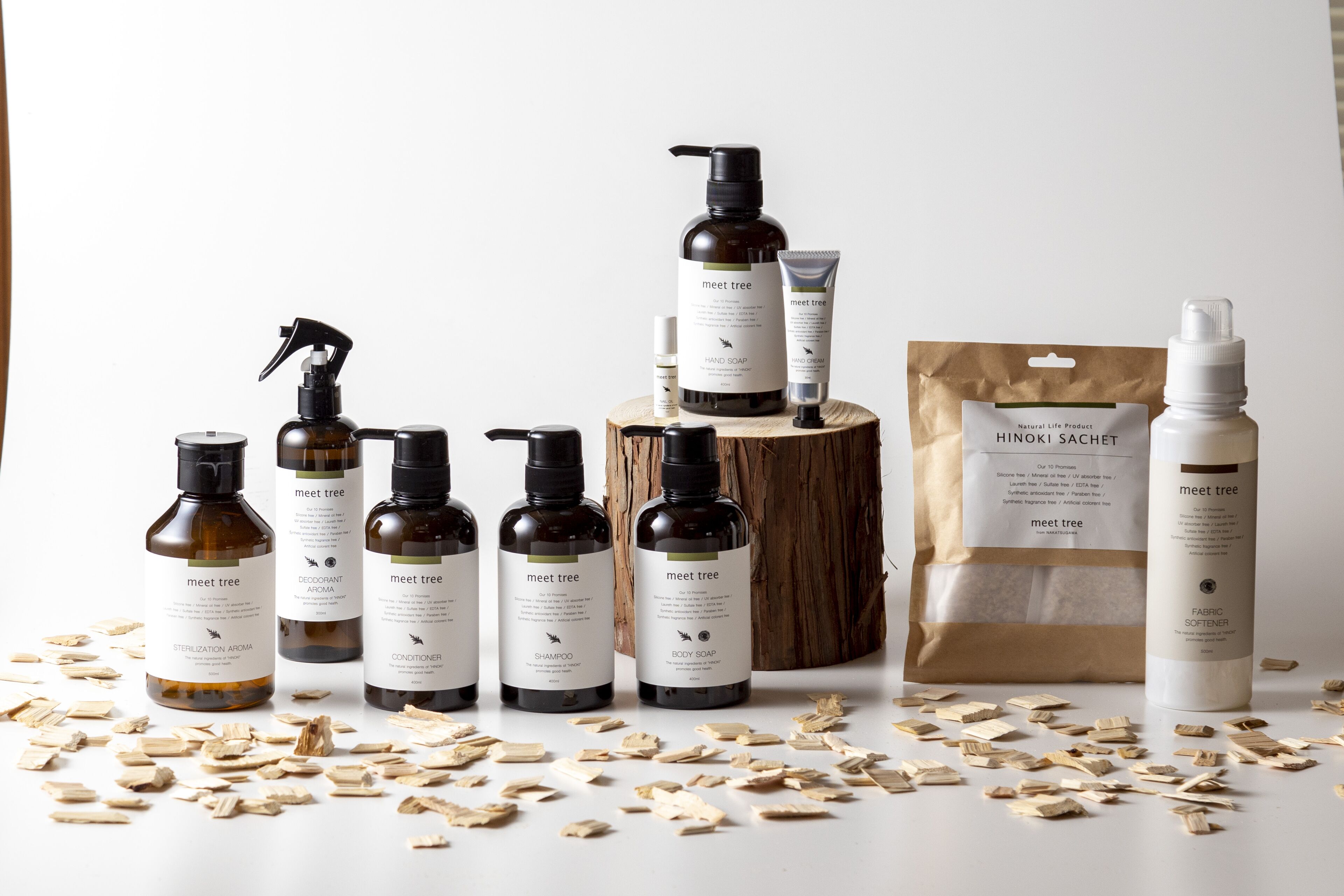 Variedad de productos para el cuidado de la piel dispuestos sobre una mesa con listones de madera.
