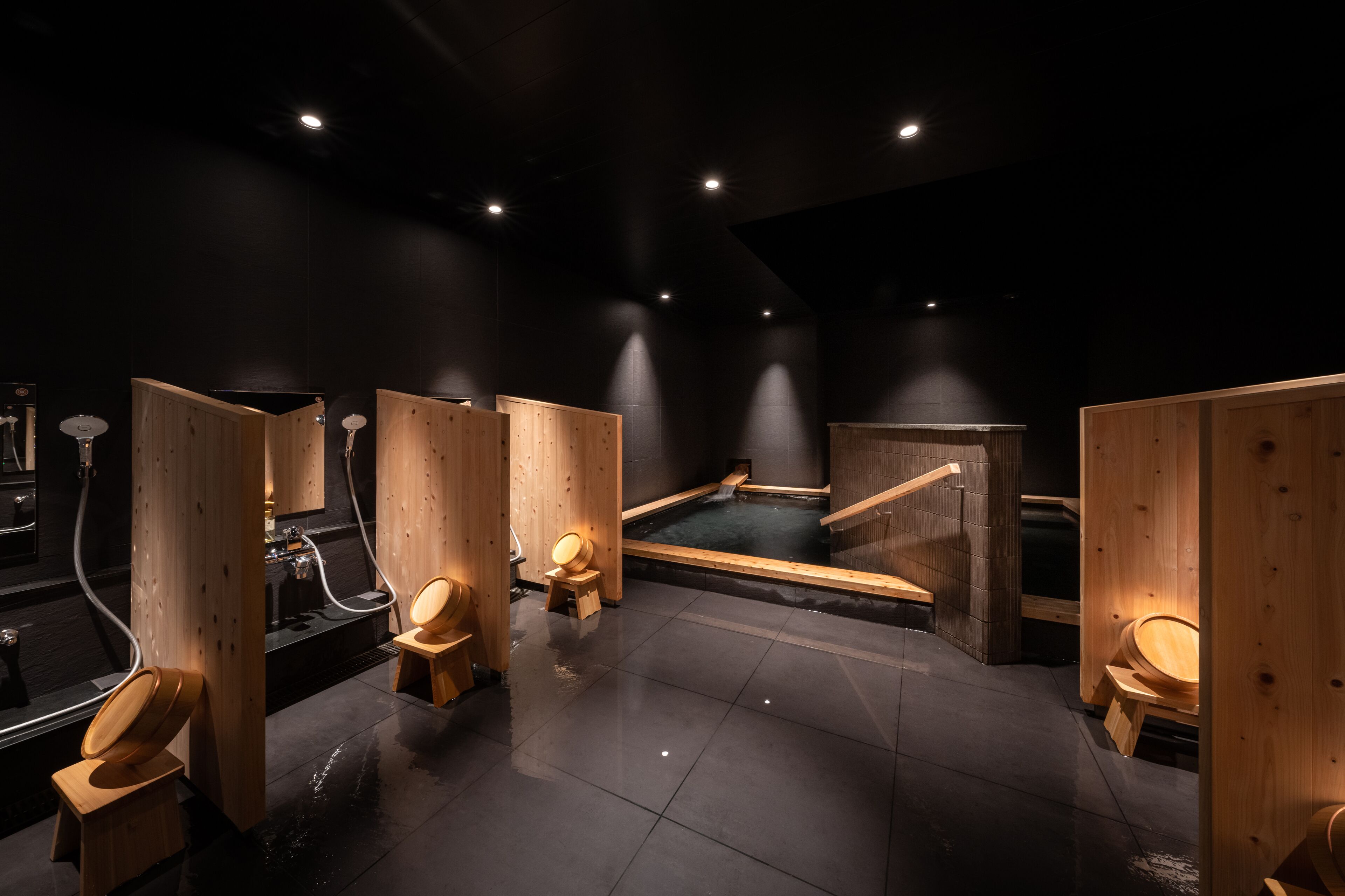 Un spa moderno con divisiones de madera, una bañera de hidromasaje y una sauna.