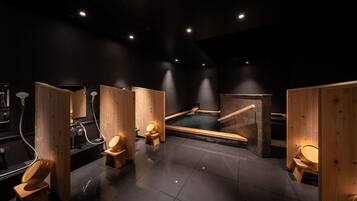 Un spa moderno con divisiones de madera, una bañera de hidromasaje y una sauna.