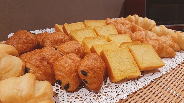 Variedad de productos horneados, incluyendo pan y pasteles, sobre un posavasos.