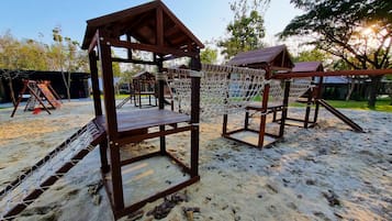 Área de juegos infantiles al aire libre
