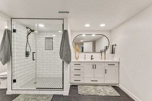 Dusche, Haartrockner, Handtücher, Seife