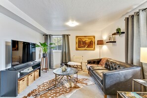Smart TV, books, stereo, offices