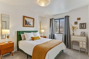 4 bedrooms, desk, iron/ironing board, travel crib