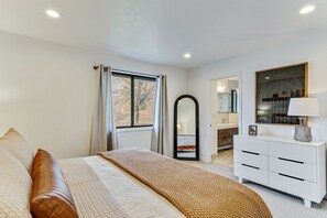 4 soverom, skrivebord, strykejern/-brett og reiseseng for barn