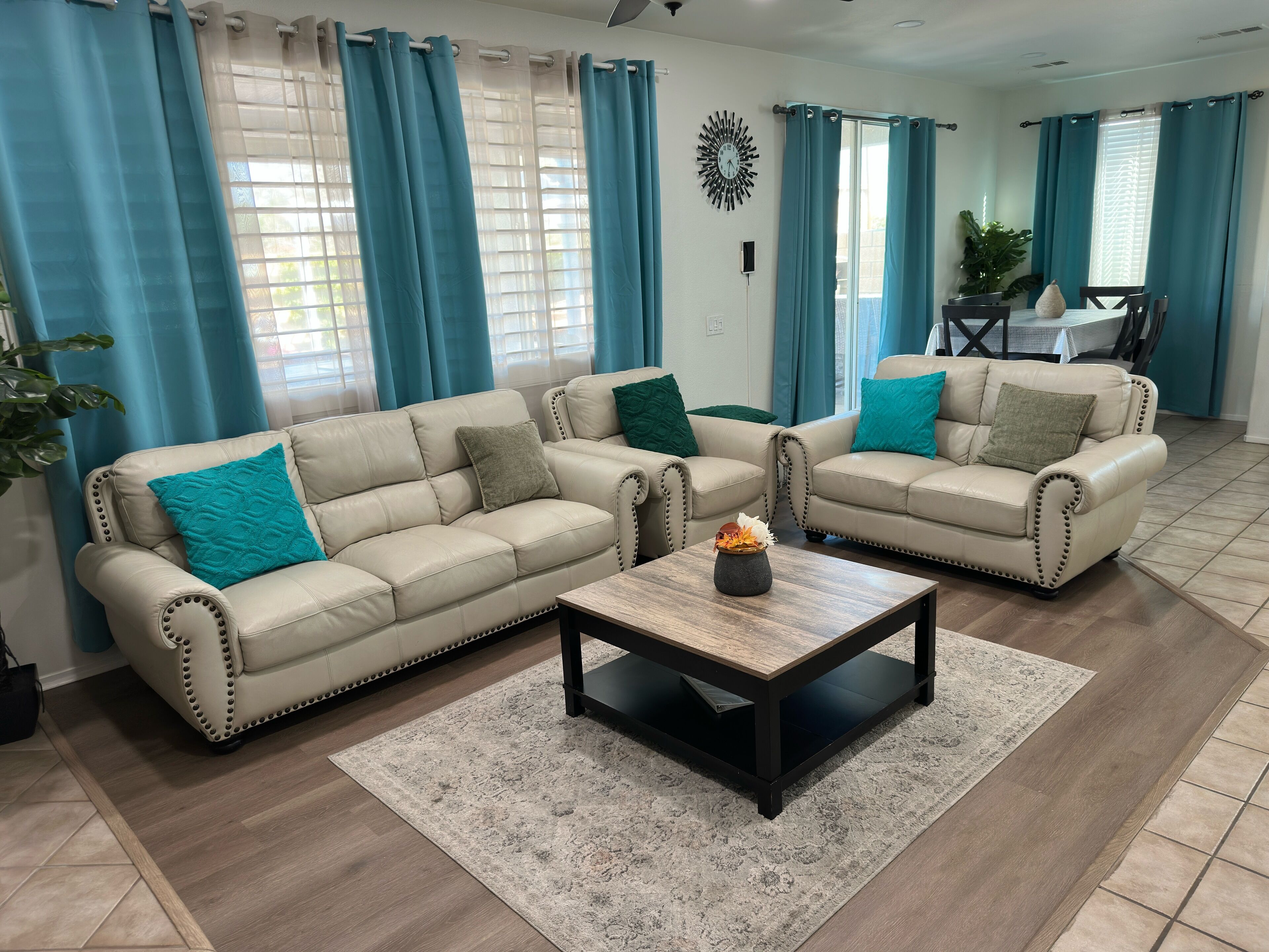 Een smart-tv, een open haard en boeken