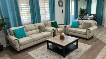 Een smart-tv, een open haard en boeken