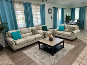 Smart-TV, Kamin, Bücher