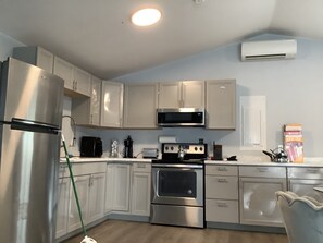 Fridge, microwave, oven, stovetop - Plan ahead your next vacation with the at home feeling. (Yakima)