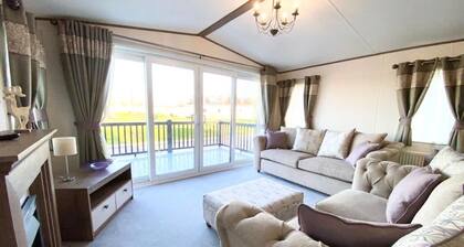 Pet-Friendly 3-Bed Lodge for 8, Tattershall Lakes