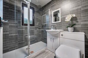 Shower, hair dryer, towels - 4 Bed House - Sleeps 9 - HotTub - Parking (Beattock)