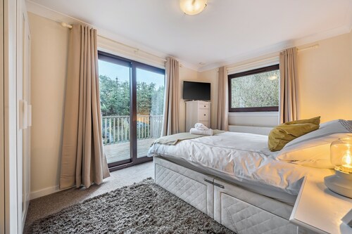 4 Bed House - Sleeps 9 - HotTub - Parking