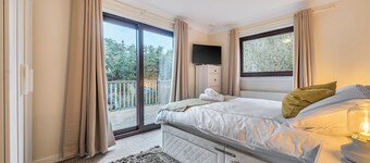 4 Bed House - Sleeps 9 - HotTub - Parking