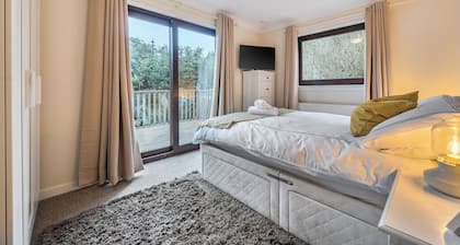 4 Bed House - Sleeps 9 - HotTub - Parking