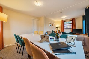 Dining - 4 Bed House - Sleeps 9 - HotTub - Parking (Beattock)