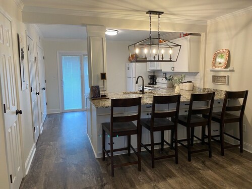 Adorable & recently renovated condo within walking distance to downtown Clemson.