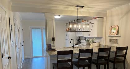 Adorable & recently renovated condo within walking distance to downtown Clemson.