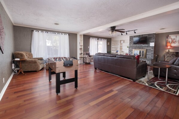 Smart TV, fireplace, table tennis, books - Spacious Belmar Beauty w/ Fireplace & Patio (Amarillo)
