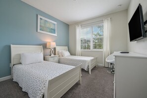 5 quartos, escrivaninha, ferros/tábuas de passar roupa, berço de viagem