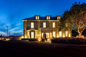 A large, well-lit building with multiple windows and a prominent entrance. - Boutique Apart Hotel Oxford - 2 Bedroom Apartment (Oxford)