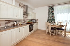 Departamento, 2 camas Queen size | Cocina privada | Refrigerador, microondas, horno y parrilla de estufa 