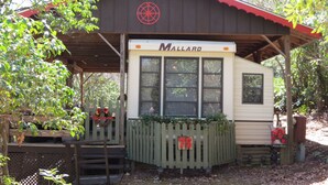 Ein kleines, einstöckiges Gebäude mit rotem Dach und einem Schild mit der Aufschrift 'Mallard'.