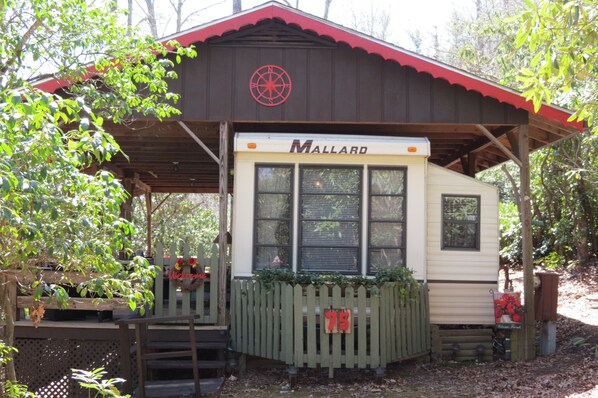 Ein kleines, einstöckiges Gebäude mit rotem Dach und einem Schild mit der Aufschrift 'Mallard'.