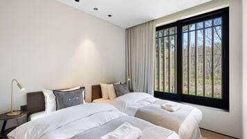 Lyxstuga | 4 sovrum, värdeförvaringsskåp på rummet och skrivbord