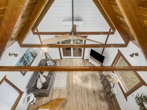 TV, books - Wishon Tiny-Cabin | Couples Getaway | Fire Pit (Wishon)