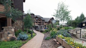 Property grounds - Come and experience the epitome of refined elegance at the Grand Lodge on Peak 7 (Breckenridge)