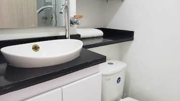 Shower, pancuran hujan, perlengkapan mandi gratis, dan handuk