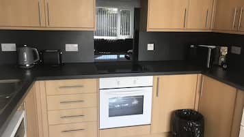 Cottage | Private kitchen | Fridge, microwave, oven, stovetop