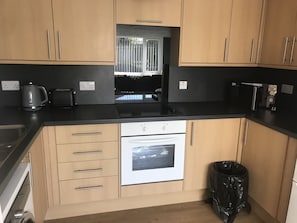 Stuga | Eget kök | Kylskåp, mikrovågsugn, ugn och spishäll