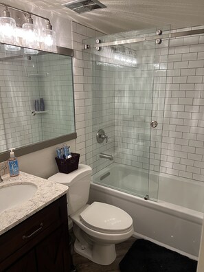 Dusche, Haartrockner, Handtücher, Seife