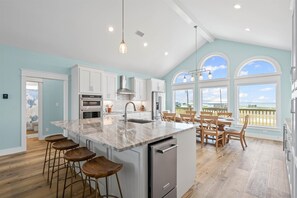 House, 4 Bedrooms | Private kitchen