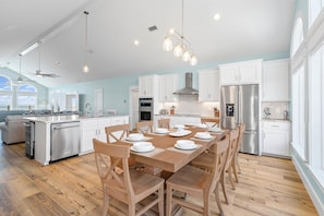 House, 4 Bedrooms | Dining