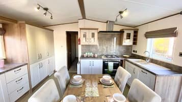 Cabin | Private kitchen | Fridge, microwave, oven, stovetop