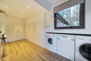 Interior - 4 Bed House - Sleeps 9 - Hottub - Parking (Moffat)