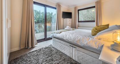 4 Bed House - Sleeps 9 - Hottub - Parking