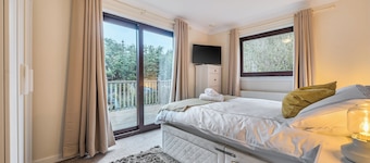 4 Bed House - Sleeps 9 - Hottub - Parking