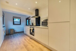 Fridge, microwave, oven, stovetop - 4 Bed House - Sleeps 9 - Hottub - Parking (Moffat)